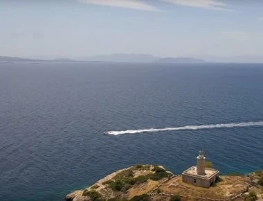 Η κρυφή νοτιότερη παραλία της Σαλαμίνας με τον εντυπωσιακό Φάρο (βίντεο)